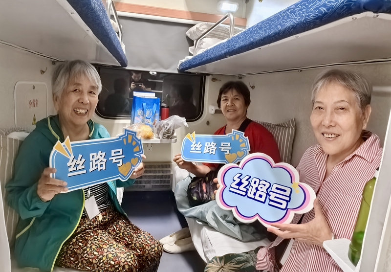 乘车游客合影留念。周堃 摄