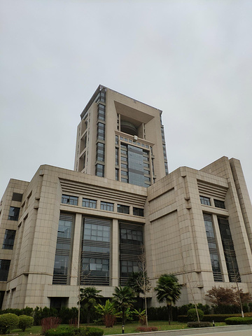 "西安交通大学是我到西安逛的第一个景点。它有个有趣的花名,“不挂女神”_西安交通大学(兴庆校区)"的评论图片