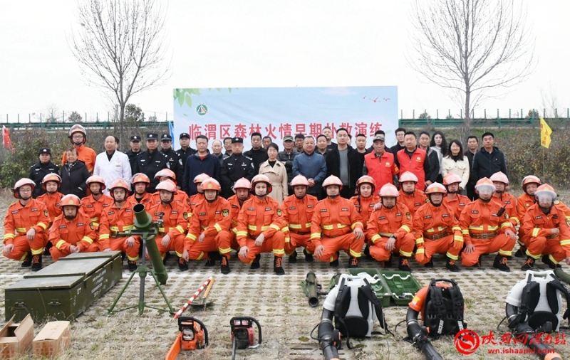 3月27日,临渭区林业局在桥南镇平和村停车场开展森林火情早期扑救演练活动。记者 郝豆 摄