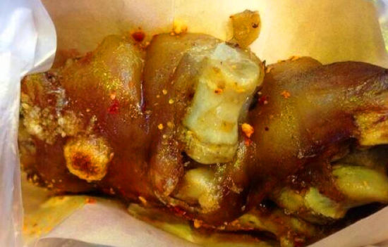 烤好的猪蹄肉特别烂,咬一口满嘴黏黏的胶原蛋白