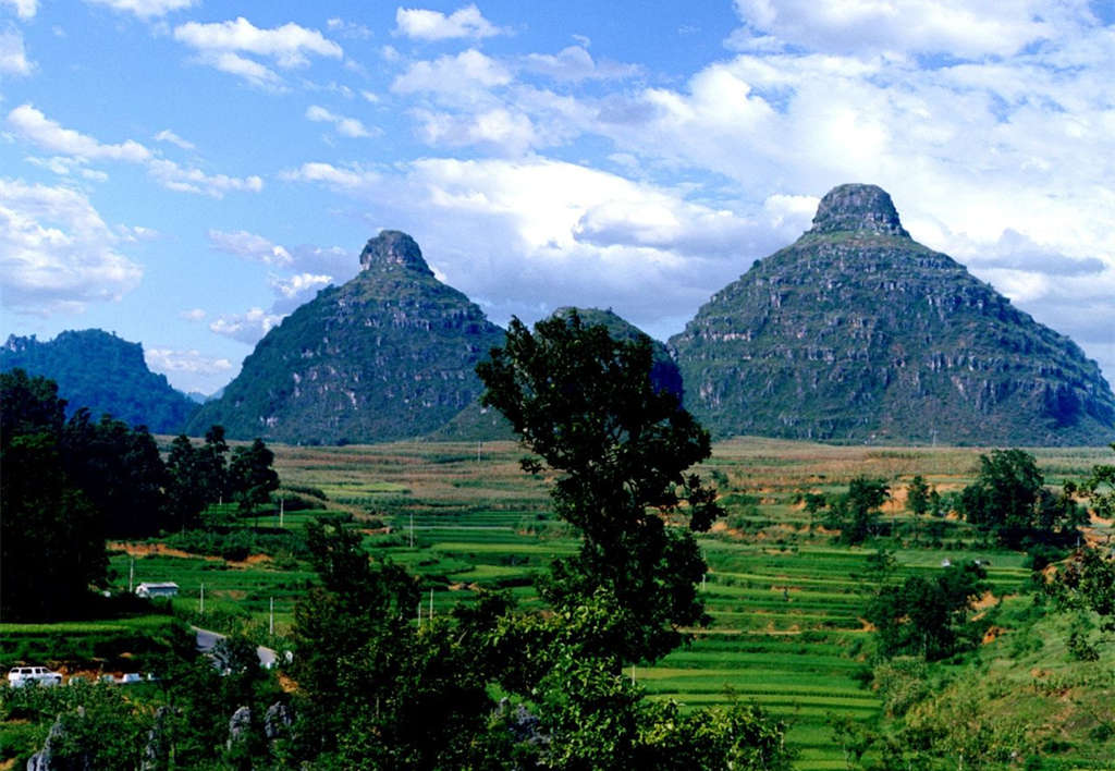 带你去看神奇的世界：长得像丰满乳房的山峰-贵州双乳峰