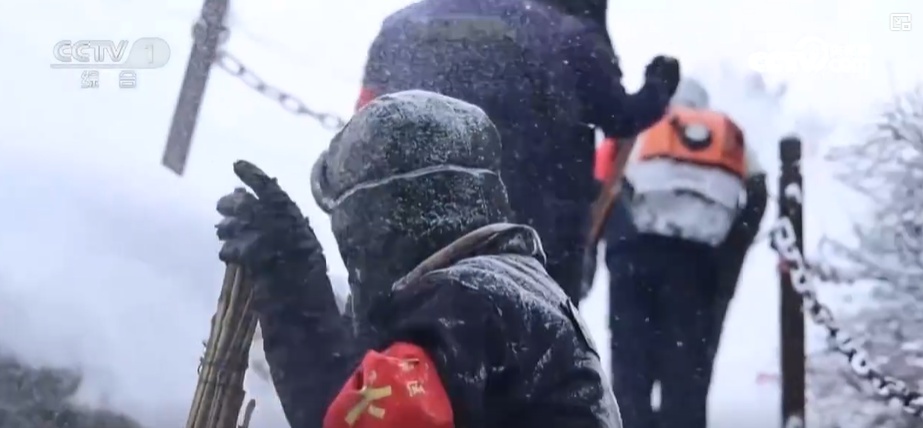 华山之巅扫雪人