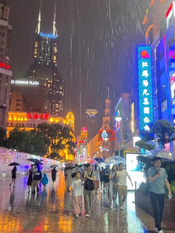 暴雨来袭！上海“两黄一蓝”预警高挂，青浦发布暴雨橙色预警……明日高温依旧→
