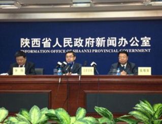 宝鸡:2016初步建成关天经济区副中心城市
11月1日上午,陕西省"一市一策"系列新闻发布会(九)在陕西省政府新闻办公室发布厅召开。"一市一策"作为陕西省委省政府制定的一项全局性重大发展战略,为陕西省各市区发展的差别化、特色化找准了着力点,指明了方向。
上午10时,宝鸡市市委副书记、市长上官吉庆,宝鸡市市委常委、常务副市长张敬原出席了发布会。上官吉庆发表了题为"打造关天副中心,建设和谐新宝鸡"的主题报告。
"推动经济竞争力、科技创新力、区域辐射力、文化影响力、环境吸引力、社会保障力六个方面走在西部前列。"上官吉庆说,“具体目标将在2016年使宝鸡的地区生产总值占到全省的八分之一,初步建成关天经济区副中心城市;到2020年,地区生产总值占全省15%以上,建成具有较强竞争力和吸纳聚集辐射功能的经济区副中心城市”。 ……【详细】
宝鸡:工业与生态两手抓 努力提升群众幸福指数