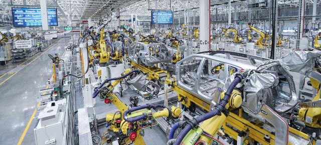 赛力斯凤凰智慧工厂生产线。沙坪坝区融媒体中心供图