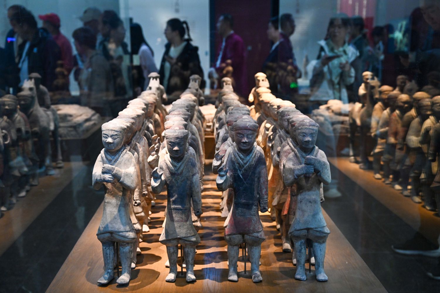 10月17日,游客正在咸阳博物院西汉兵马俑馆参观。00002