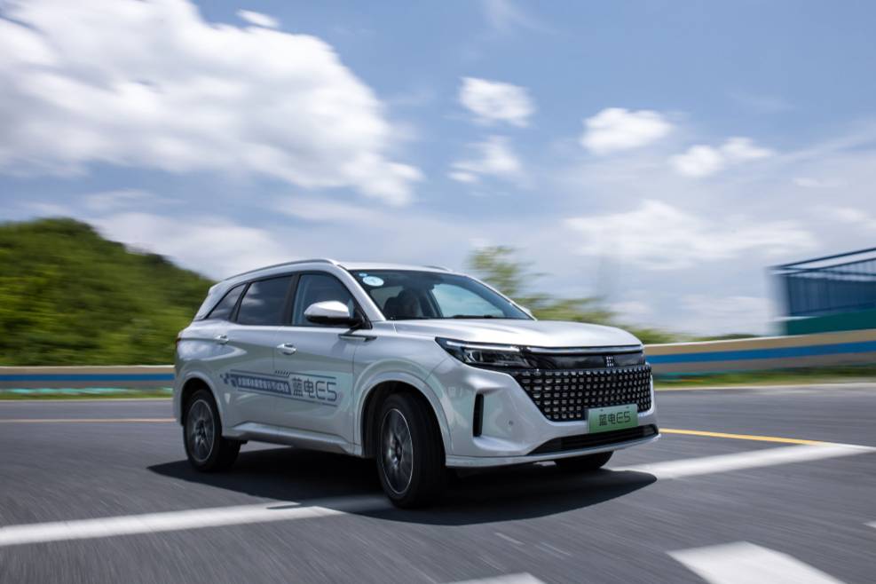 蓝电E5新车推荐:7座设计,满电满油超长续航能力