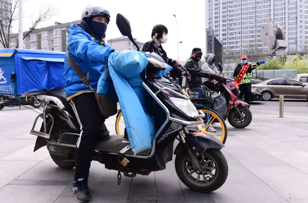 2020年4月26日,沈阳举行“创建文明城 志愿者在行动”系列活动。(视觉中国 / 图)