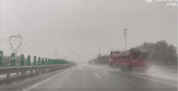 雷雨+冰雹，北京双预警中！下班回家注意安全