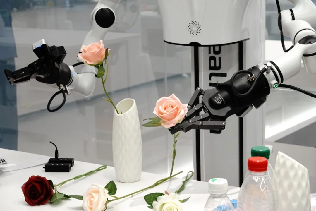 在北京和上海的训练场,都有机器人在学插花。(南方周末记者 梁婷/摄)