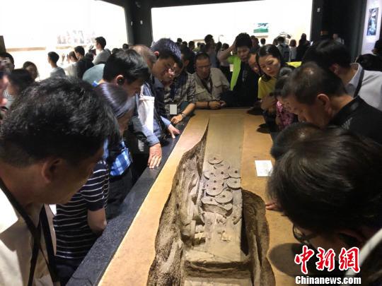 图为参观陕西历史博物馆。 梅镱泷 摄