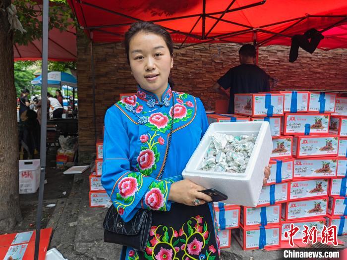 董智燕在邮发甜樱桃。 邵理燕 摄