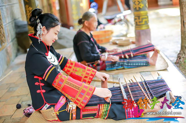 黎族妹子在织锦