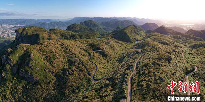 五虎山国家森林公园山脉延绵。　王东明 摄