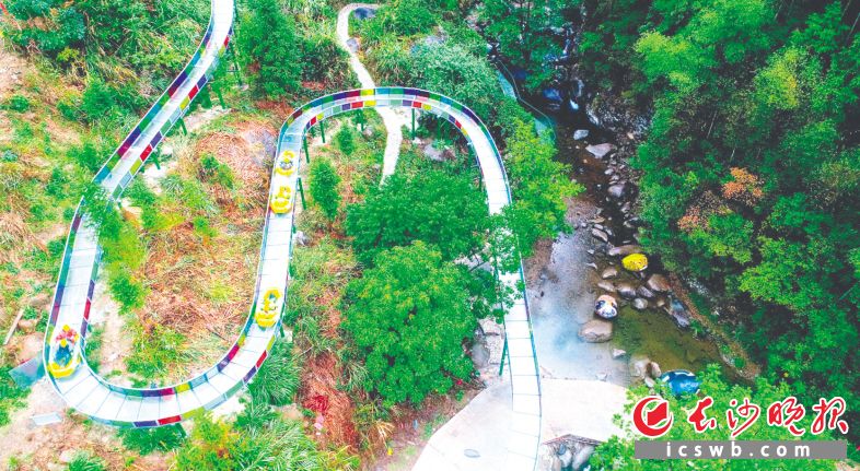 西溪磐石大峡谷风景区·高空玻璃漂流。资料图片