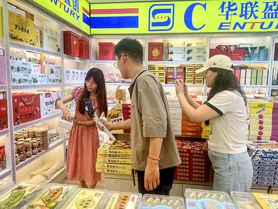 客户经理辅导零售户经营技巧。刘誉翕摄