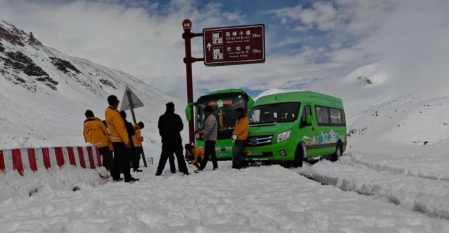 亲历珠峰暴雪游客：全身结冰 很恐怖 暴雪压垮帐篷引发关注
