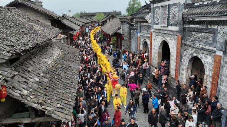 崇州街子古镇过传统佳节。崇州市委宣传部供图