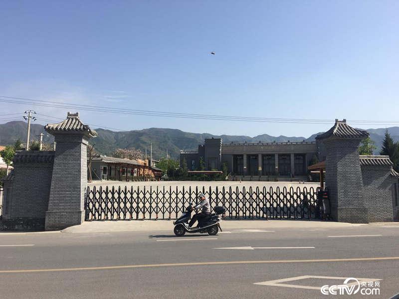 三个月前,临潼区对“溯源秦皇陵”内的“山寨兵马俑”进行了销毁。目前这个距离真正的兵马俑只有大约2两公里路程的人造景点已经停业,大门紧闭。