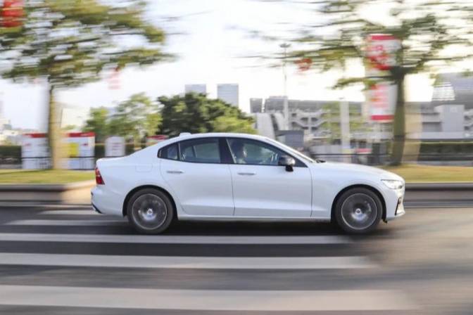 宝马3系价格和沃尔沃S60对比,运动操控谁更胜一筹?