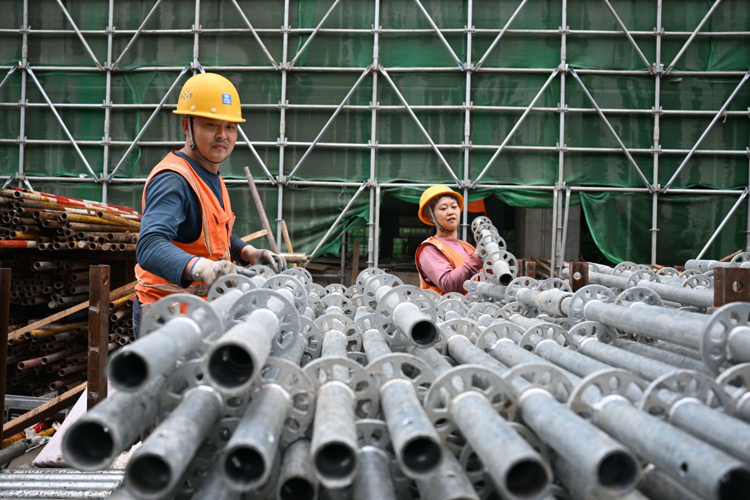 10月17日,一对夫妻正在建设中的咸阳师范学院创新创业大楼工地上忙碌。