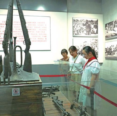 8月7日,游客在扶眉战役纪念馆参观。