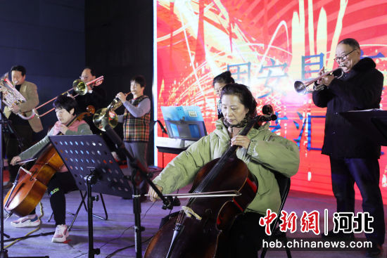 图为在固安县百姓鼓乐艺馨工作室,居民们正进行乐器练习。辛忠爽 摄