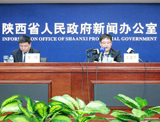 汉中:推进循环发展成果显著
10月28日上午10时,由陕西省政府新闻办公室组织的“一市一策”系列新闻发布会(五)在省政府新闻办发布厅举行。
汉中市人民政府代市长王建军出席了此次新闻发布会并答记者问。发布会现场,王建军以“强力推动循环经济 建设生态宜居汉中”为主题,介绍了汉中市在贯彻循环发展、建设宜居城市战略中的各项举措。
据王建军介绍,汉中通过推动循环发展,目前已在提升经济总量和效益、重大项目建设、加快城镇化进程、推进生态建设、改善民生等方面取得了明显成效。……【详细】
2015年汉中城镇绿化率将超60% 打造宜居城市