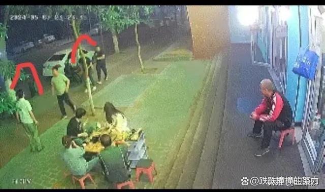 宝鸡一男子串串店门口被刺身亡 监控曝光,嫌疑人已落网
