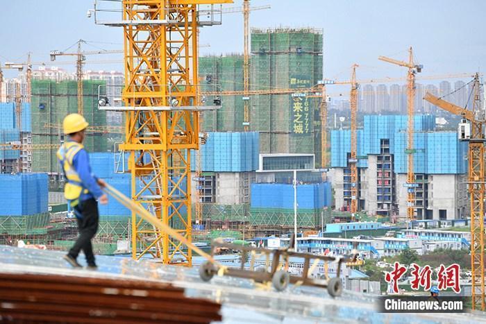 资料图:一在建楼盘工地工人正在忙碌。 /p中新社记者 张浪 摄