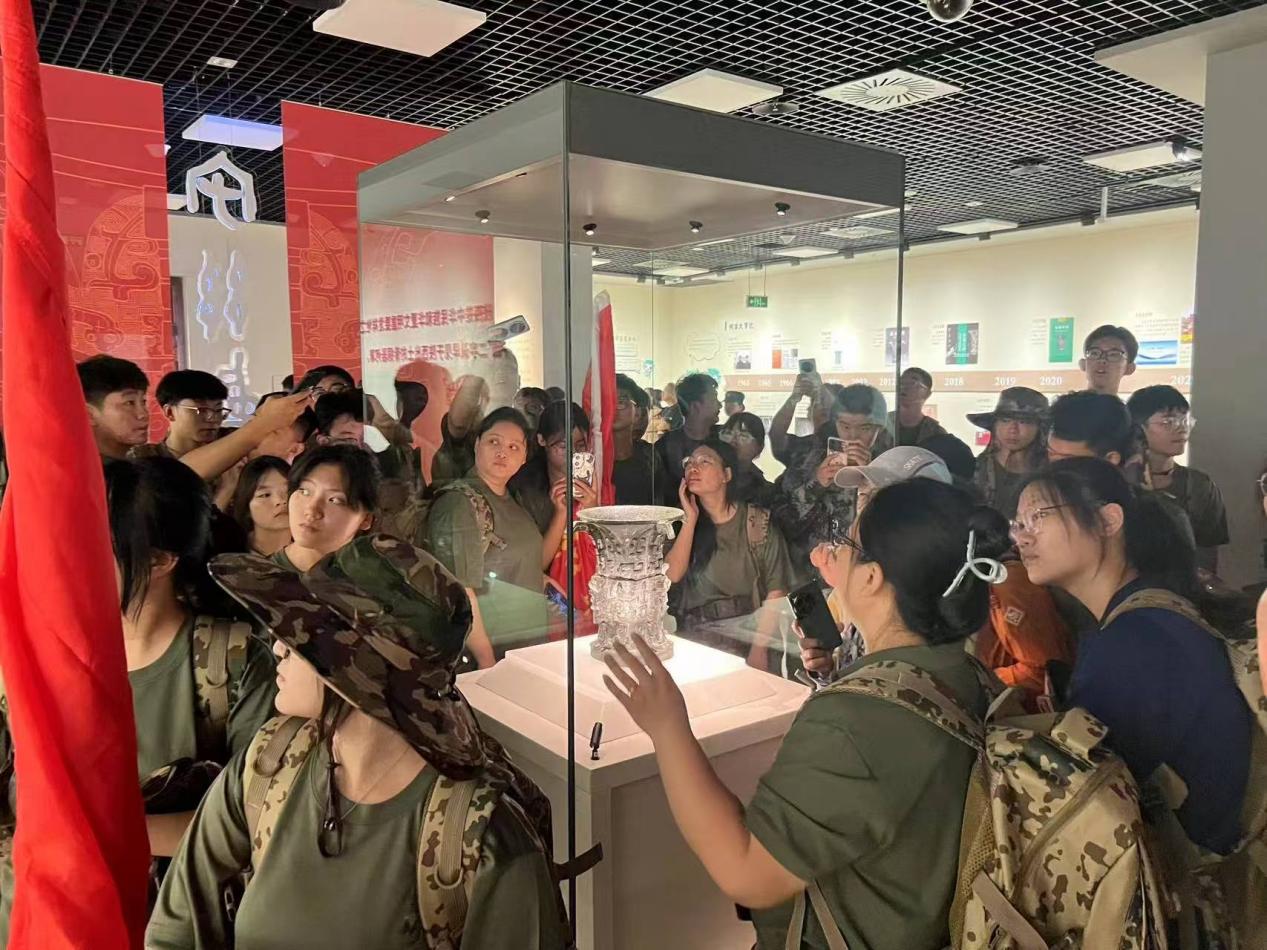 明星文物“何尊”吸引了大量游客观赏（资料图）。宝鸡青铜器博物院供图