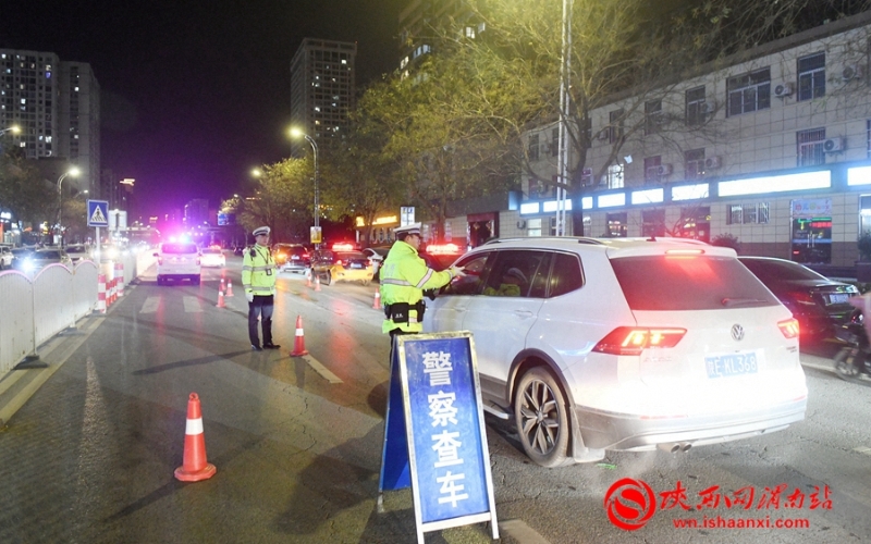 12月15日,渭南市开展第三批冬季交通安全统一行动。图为临渭区交警大队在胜利大街与杜化路十字附近检查过往车辆。记者 杨大君 摄