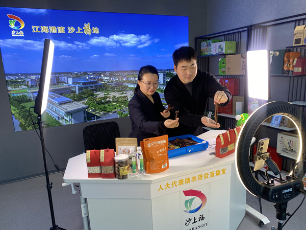 “助农直播”志愿服务活动现场。郭振东摄