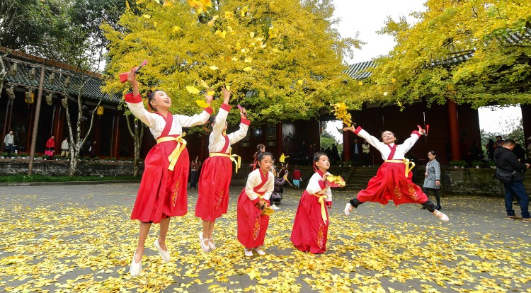 小朋友在罨画池博物馆玩耍。崇州市委宣传部供图