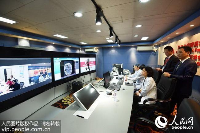 2017年4月20日,华山医院的专家互联网医联体平台在为云南德宏傣族景颇族自治州陇川县一名患者进行会诊。