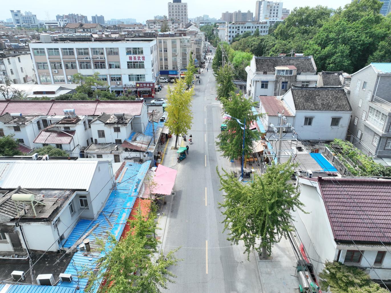 图为治理后整洁有序的江华街 弓煜摄