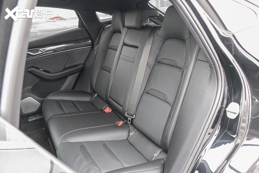 试驾赛力斯SF5|大灯造型很亮眼