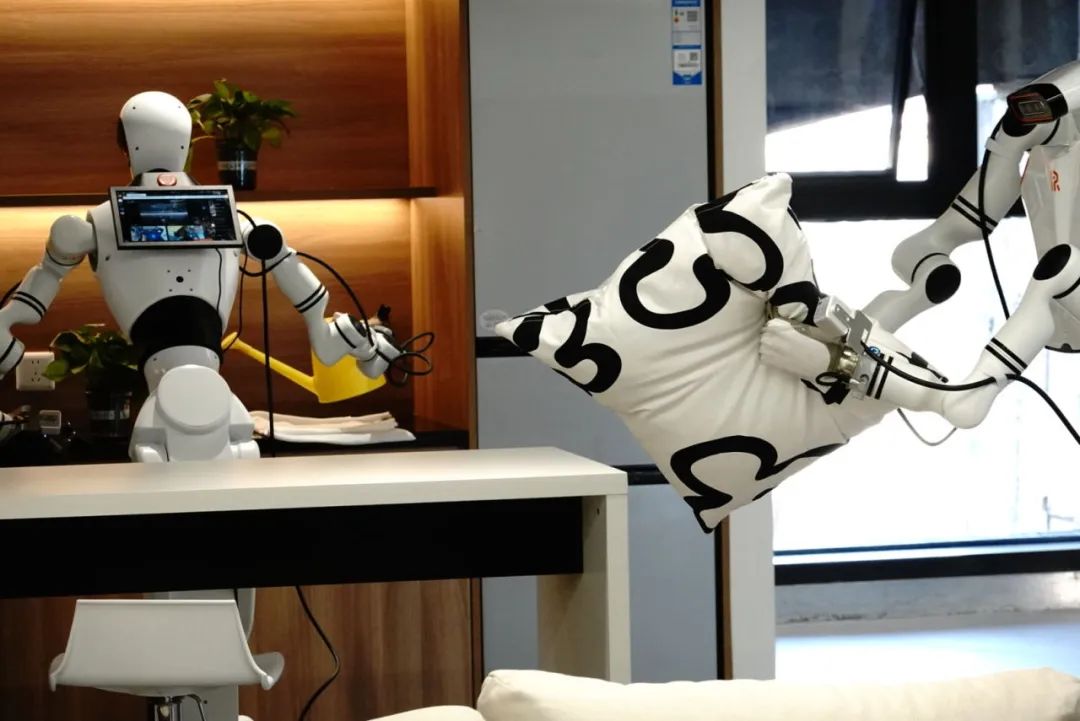 机器人学习做家务。(南方周末记者 梁婷/摄)