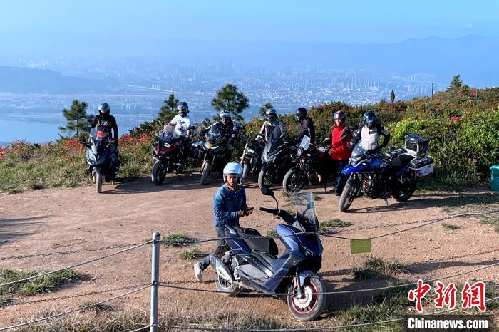 摩旅爱好者登顶看风光。　王东明 摄