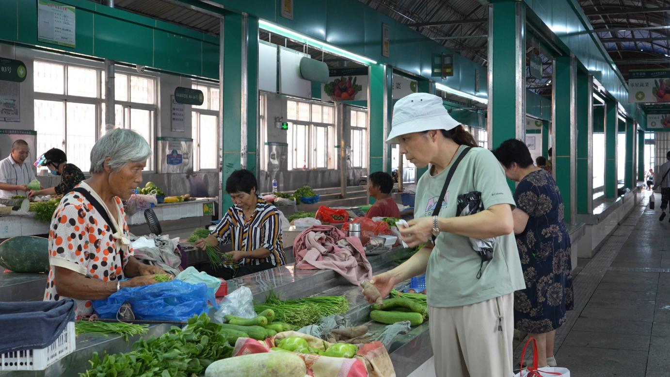 图为江华农贸市场新设置的自产自销蔬菜区 邵宋恺摄