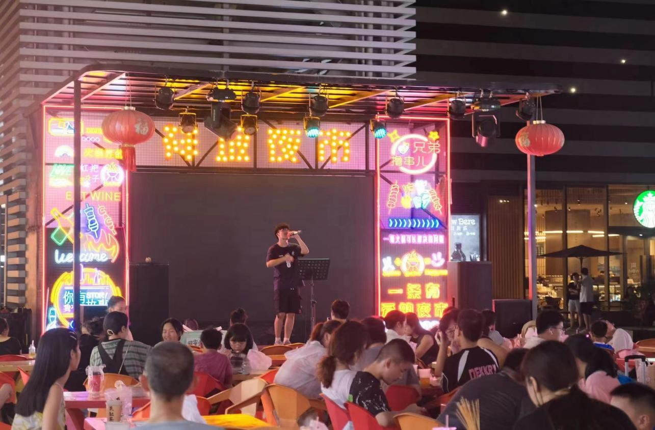 福州市台江區祥板夜市，深受年輕人青睞。實習生 陳瑞林攝