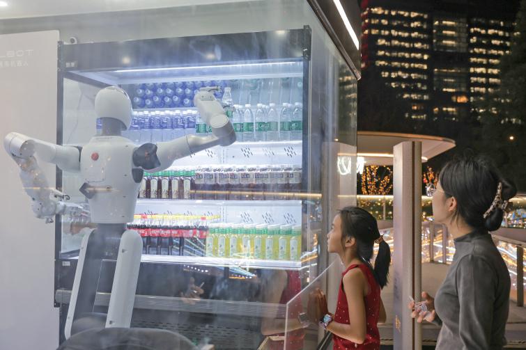 中关村大融城,机器人零售店吸引小朋友的注意。