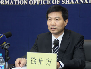 安康:绿水青山与“金山银山”共建 环境与经济循环发展
10月29日上午10时,由陕西省政府新闻办公室组织的“一市一策”系列新闻发布会(六)在省政府新闻办发布厅举行。
安康市人民政府市长徐启方发表了题为“实施园区突破 推进循环发展”的主题报告并答记者问。据徐启方介绍,安康以园区率先突破引领循环发展已取得明显成效,全市经济连续五年保持15%以上增速。此外,安康还致力于营造良好发展环境,强力推进节能减排工作,推广清洁生产、循环利用和污染治理等技术, 近两年全市单位生产总值能耗下降3.63%。
“安康基础条件相对较差,但发展要求高、任务重,肩负加快发展和保护生态的双重责任,面临脱贫致富和全面小康的艰巨任务,既要绿水青山,又要‘金山银山’,必须树立绿色、生态的发展理念,坚持走民生为本、经济与环境和谐的循环发展路子。”徐启方说。……【详细】