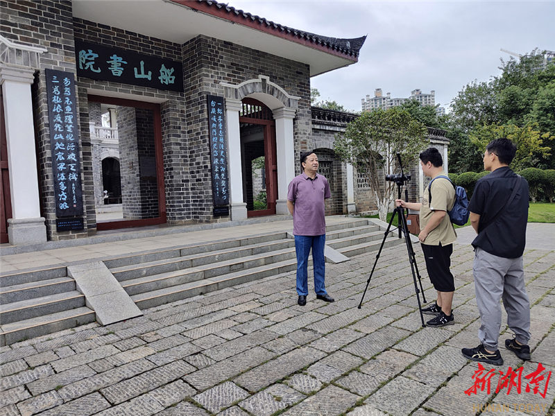 2023年9月13日,本文作者甘建华向新湖南“楹联里的湖南”记者组介绍清代湘军名宦彭玉麟撰衡阳东洲岛船山书院对联。 陈荣摄
