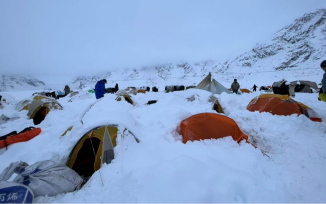 亲历珠峰暴雪游客：全身结冰 很恐怖