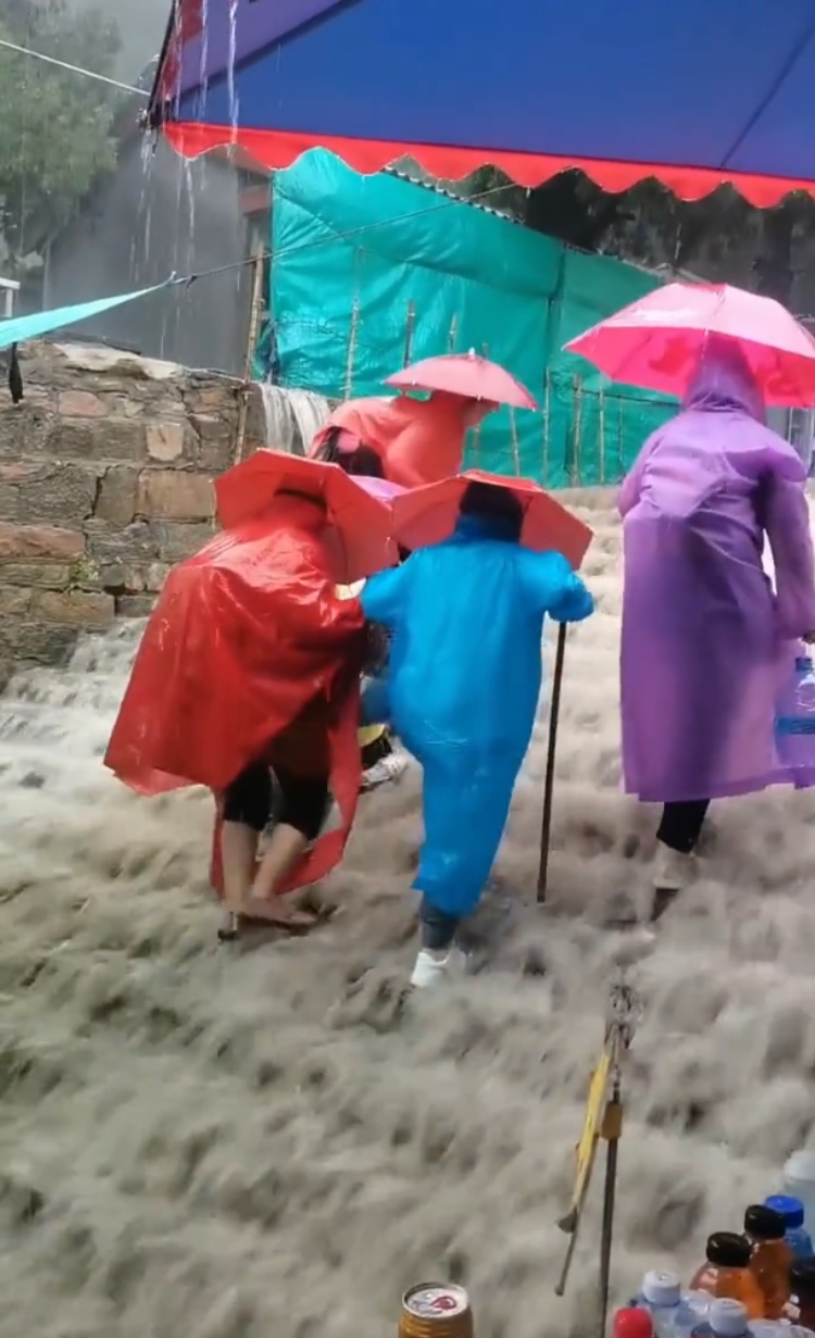 泰山因暴雨关闭,台阶变瀑布?景区:已恢复开放,关注天气