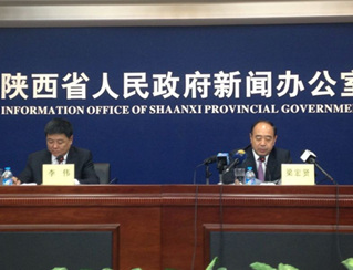 延安:统筹城乡发展 四大战略建设生态幸福圣地
 11月5日,陕西省“一市一策”系列新闻发布会(十一)在西安召开,本场新闻发布会的主题为“统筹城乡发展 建设圣地生态幸福新延安”。延安市人民政府市长梁宏贤出席了发布会并回答了记者提问。
梁宏贤介绍,2010年以来,延安坚持以统筹城乡发展总揽工作全局,大力推进经济结构调整,加快城镇体系建设,着力破解改革发展难题,努力保障和改善民生,经济社会保持平稳较快发展。
““今后一个时期,我们坚持以统筹城乡发展总揽工作全局,大力实施‘统筹城乡,富民强市;引水兴工,产业转型;中疏外扩,上山建城;文化引领,旅游带动’四大战略,实现‘一个突破、两个提升、三个翻番’目标,努力建设圣地延安、生态延安、幸福延安。”梁宏贤说。 ……【详细】