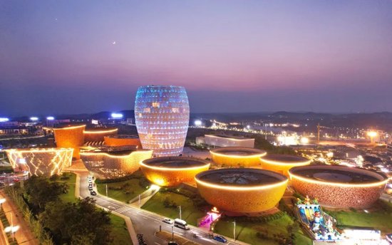 中国陶瓷谷五彩缤纷,夜色撩人