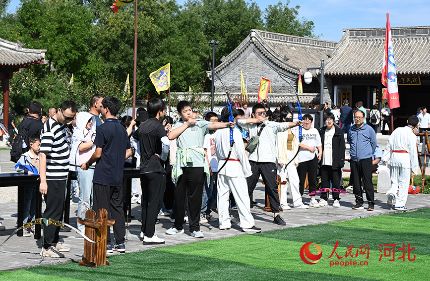 游客体验科举射击。人民网记者 周博摄